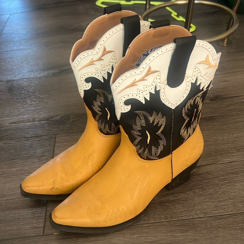 Worn once Dingo women’s cowboy boots size 7